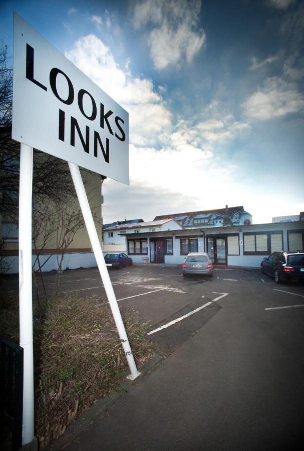 Looks-inn *